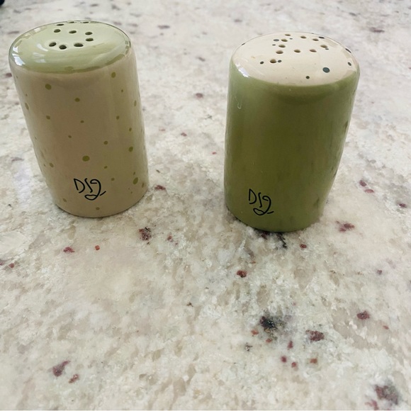 DARLING SPRING Ceramic Salt & Pepper Shakers Green Polka Dots Original Box - Picture 7 of 9